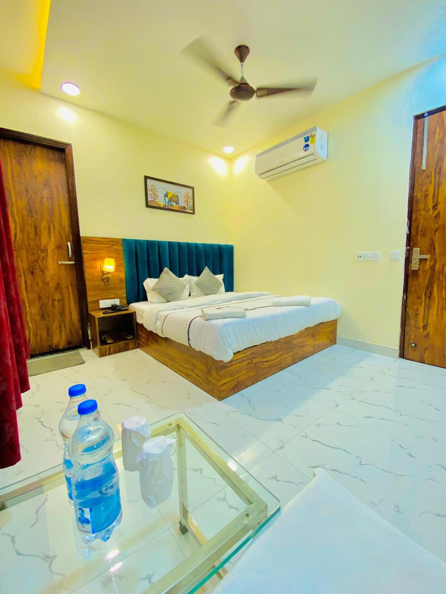 Hotel Holiday First 300 Meter From Golden Temple Αμριτσάρ Εξωτερικό φωτογραφία