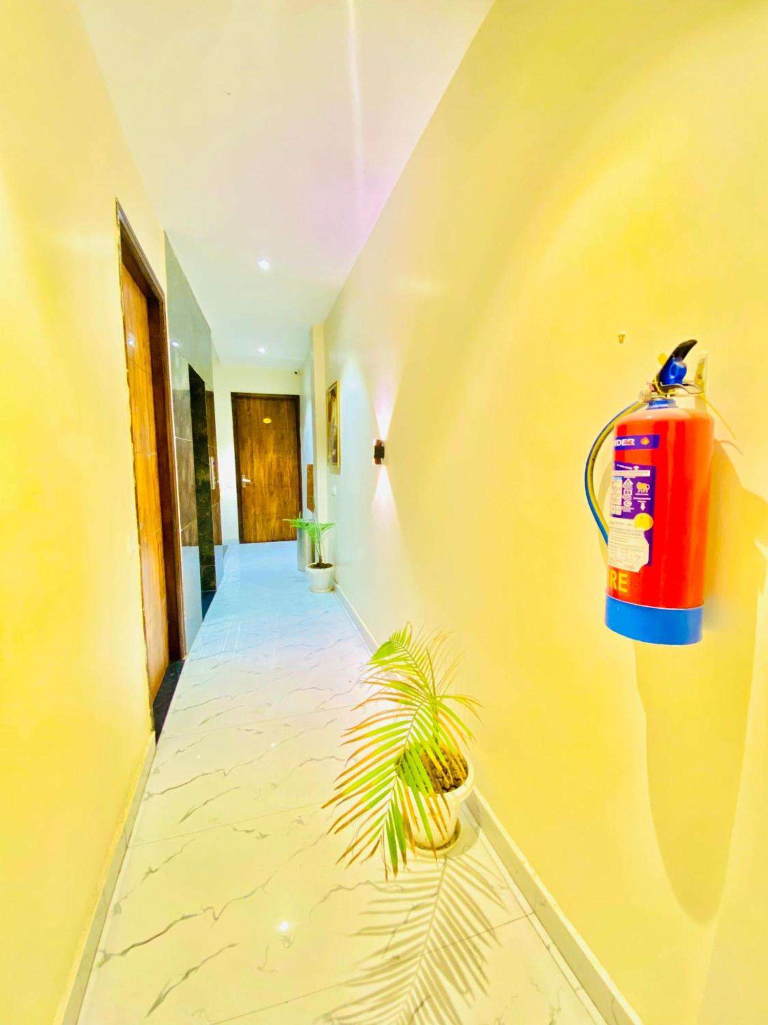 Hotel Holiday First 300 Meter From Golden Temple Αμριτσάρ Εξωτερικό φωτογραφία