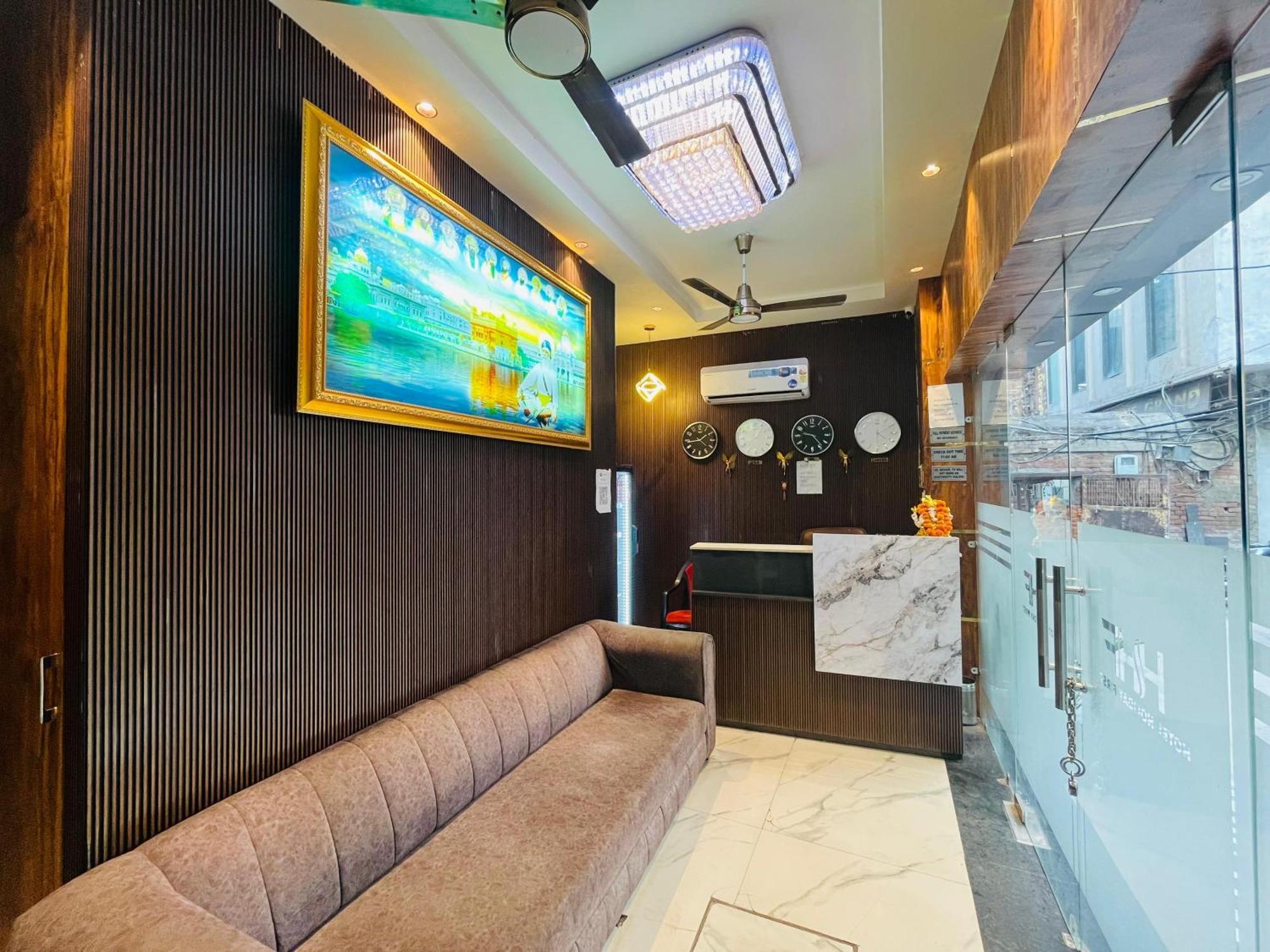 Hotel Holiday First 300 Meter From Golden Temple Αμριτσάρ Εξωτερικό φωτογραφία